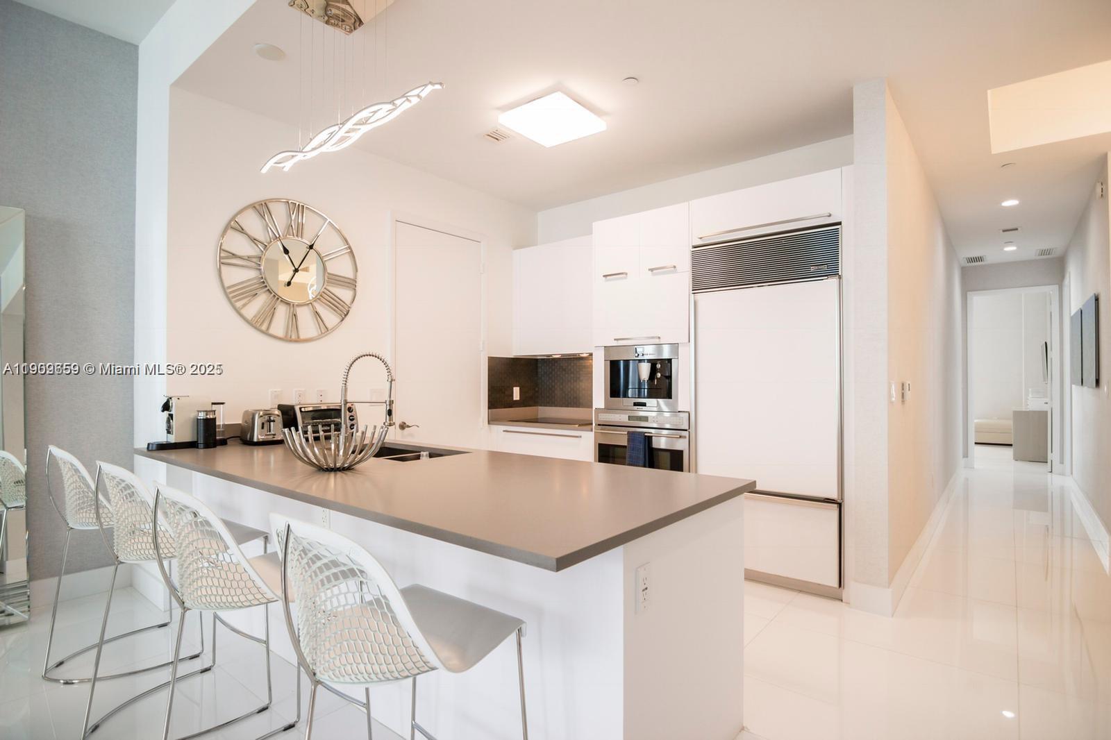 See details 4002 3 / 4 1979 sq. ft. $ 2025-11-06 0 Photo