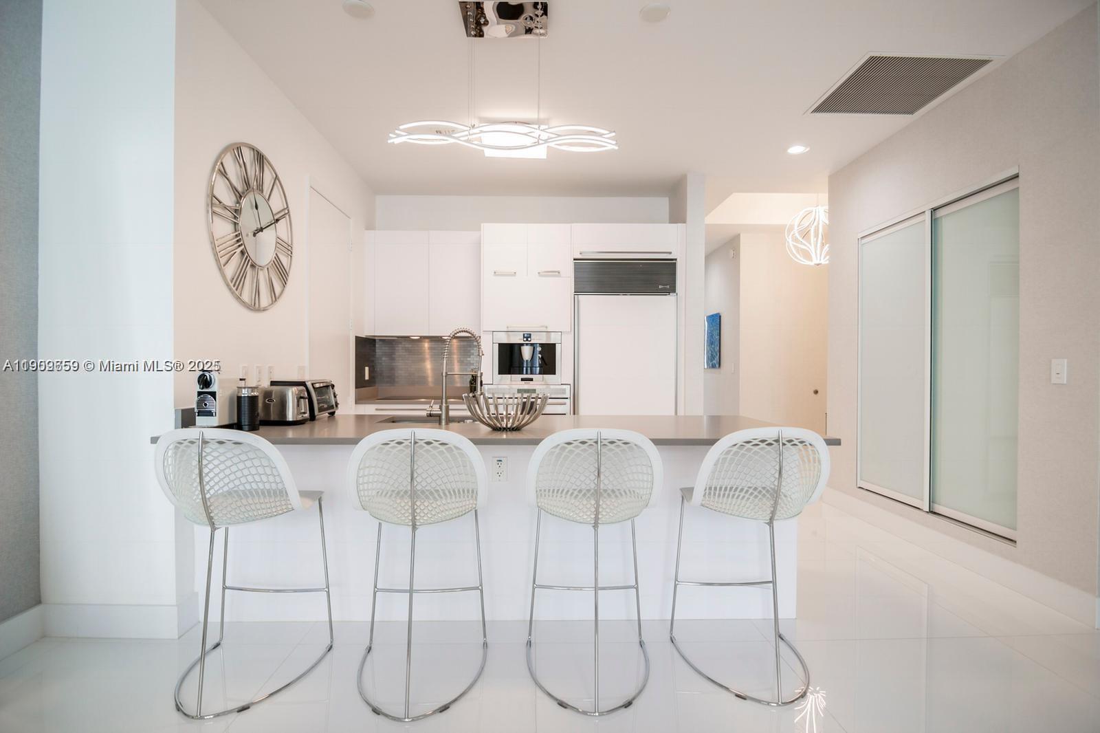 See details 4002 3 / 4 1979 sq. ft. $ 2025-11-06 0 Photo