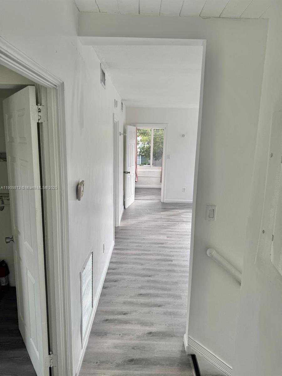 See details / 1976 sq. ft. $ 2025-11-06 0 Photo