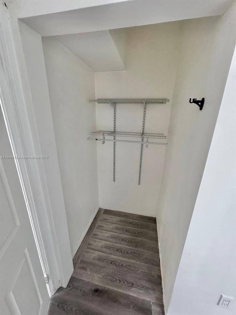 See details / 1976 sq. ft. $ 2025-11-06 0 Photo