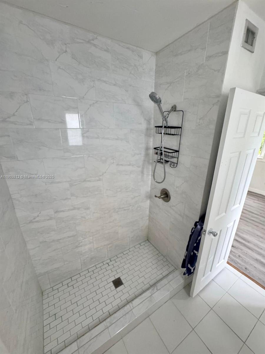 See details / 1976 sq. ft. $ 2025-11-06 0 Photo