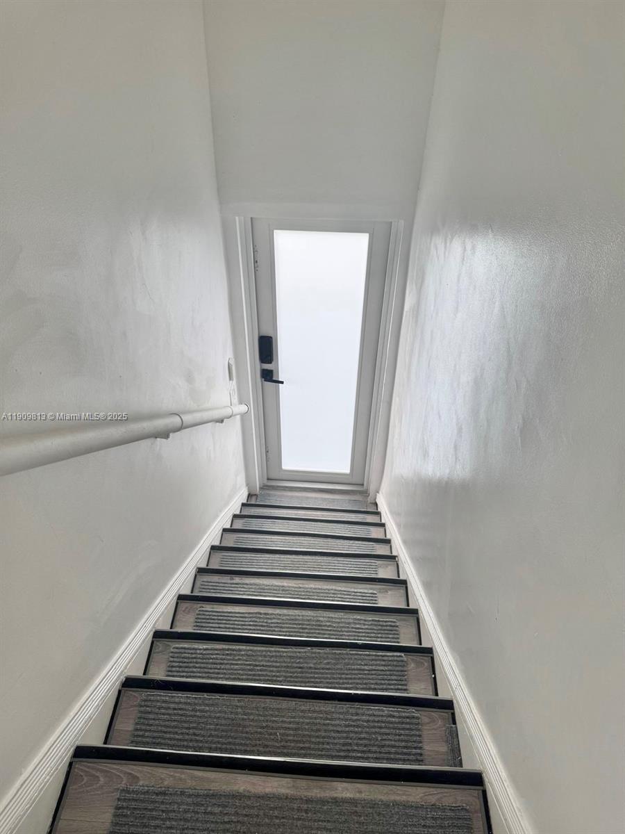 See details / 1976 sq. ft. $ 2025-11-06 0 Photo