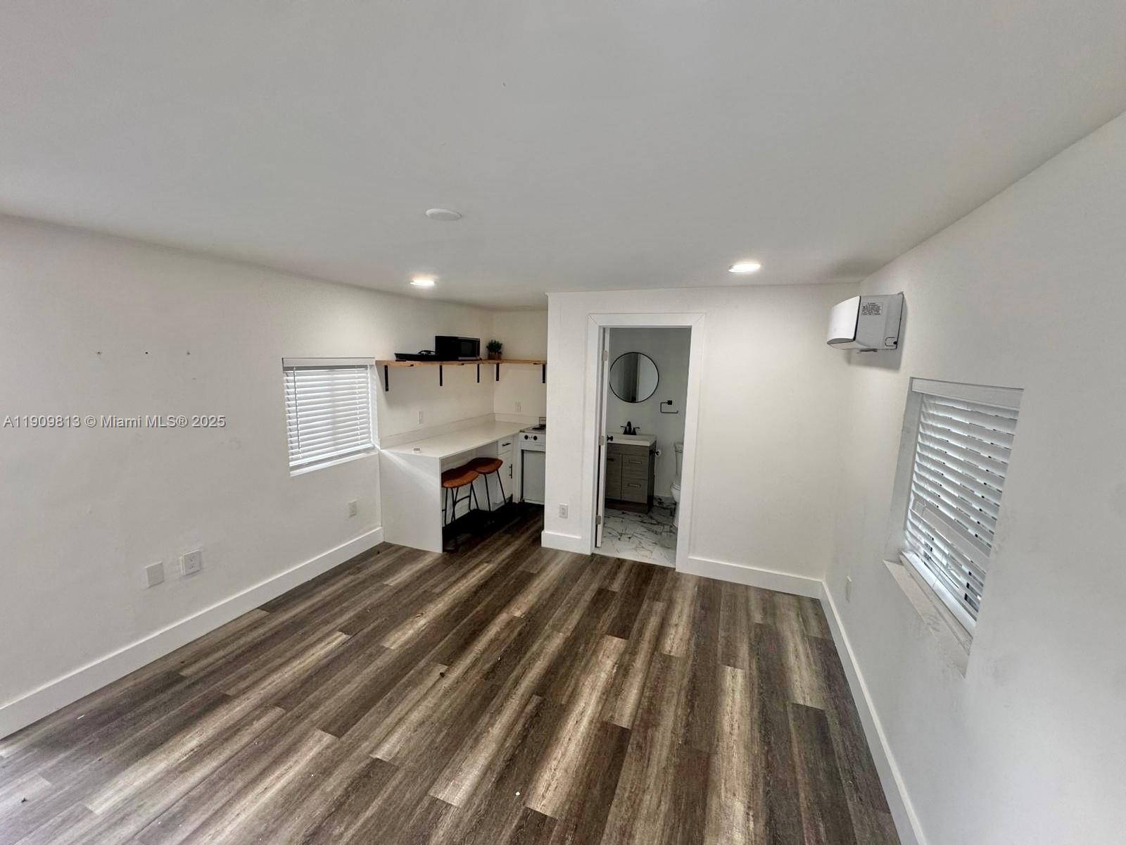 See details / 1976 sq. ft. $ 2025-11-06 0 Photo