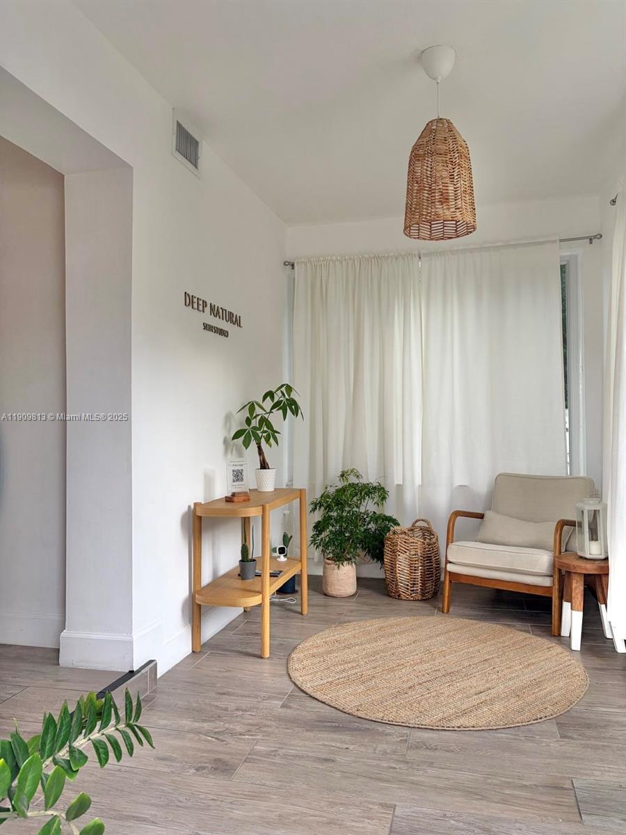 See details / 1976 sq. ft. $ 2025-11-06 0 Photo