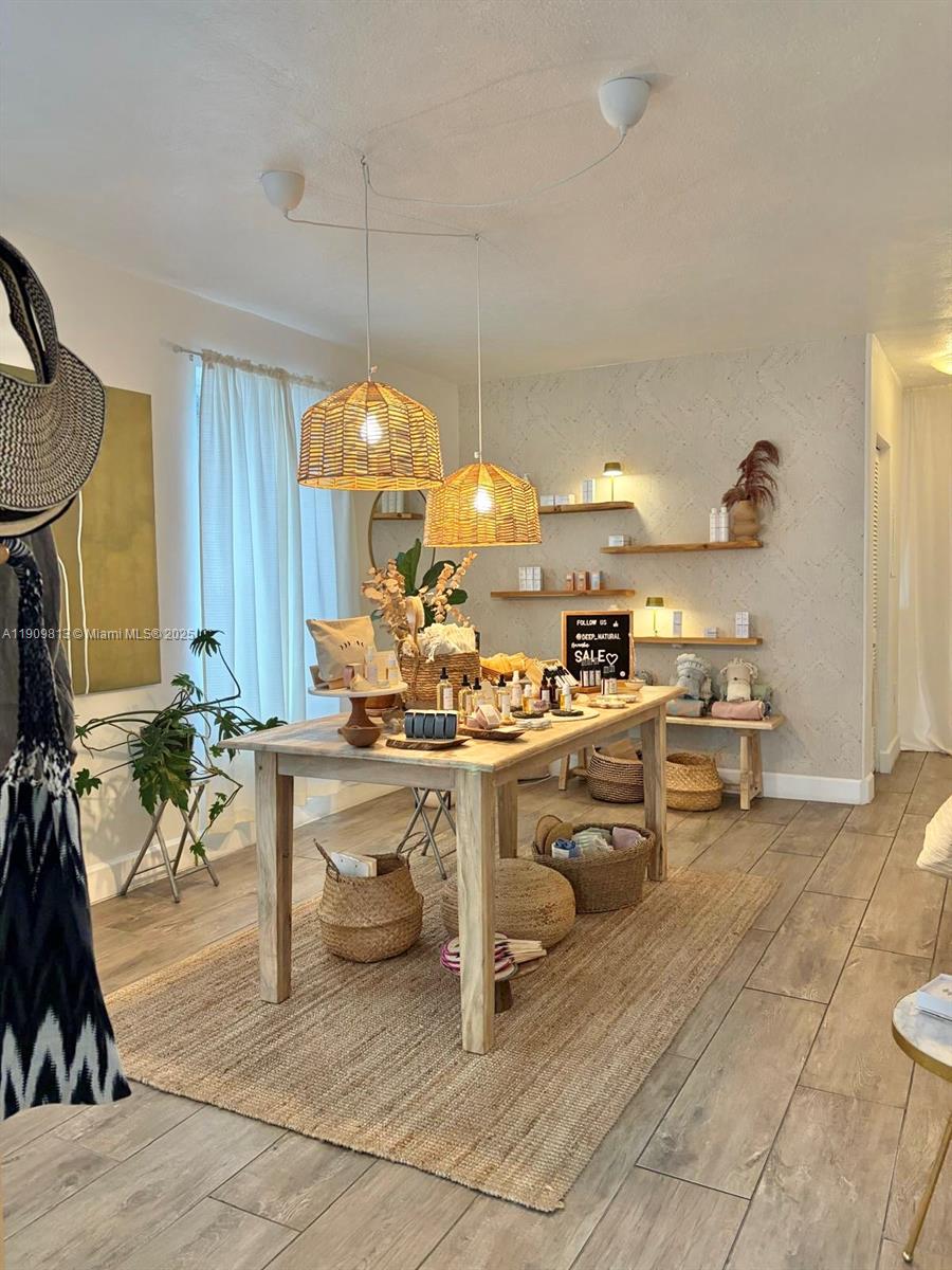 See details / 1976 sq. ft. $ 2025-11-06 0 Photo