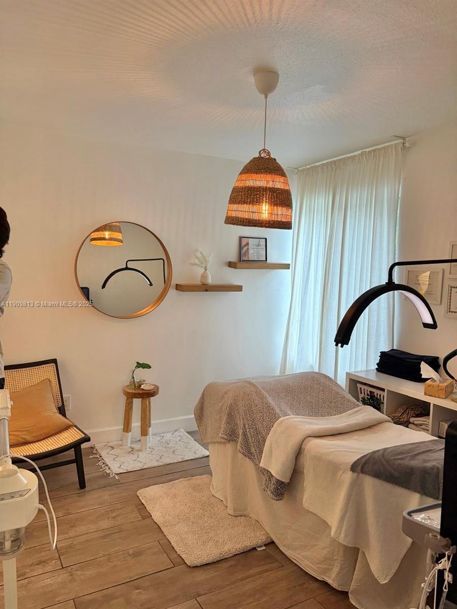 See details / 1976 sq. ft. $ 2025-11-06 0 Photo