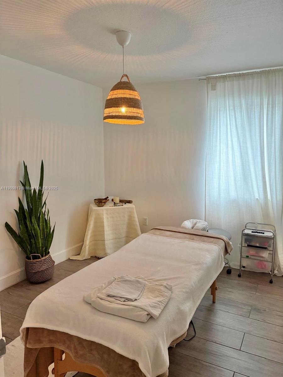 See details / 1976 sq. ft. $ 2025-11-06 0 Photo