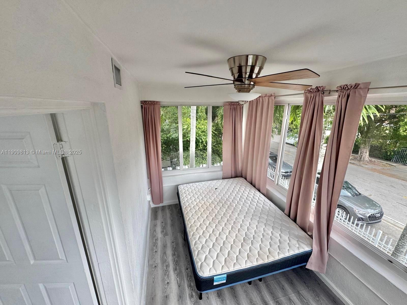 See details / 1976 sq. ft. $ 2025-11-06 0 Photo