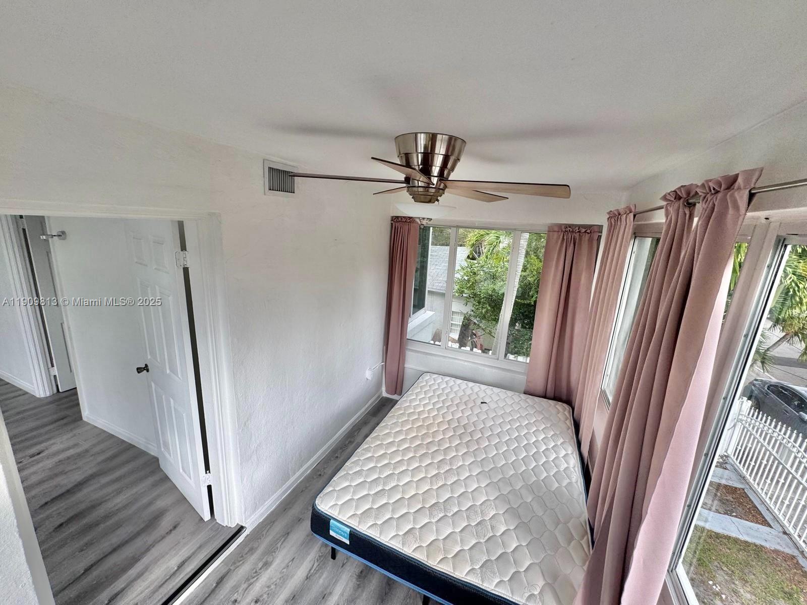 See details / 1976 sq. ft. $ 2025-11-06 0 Photo