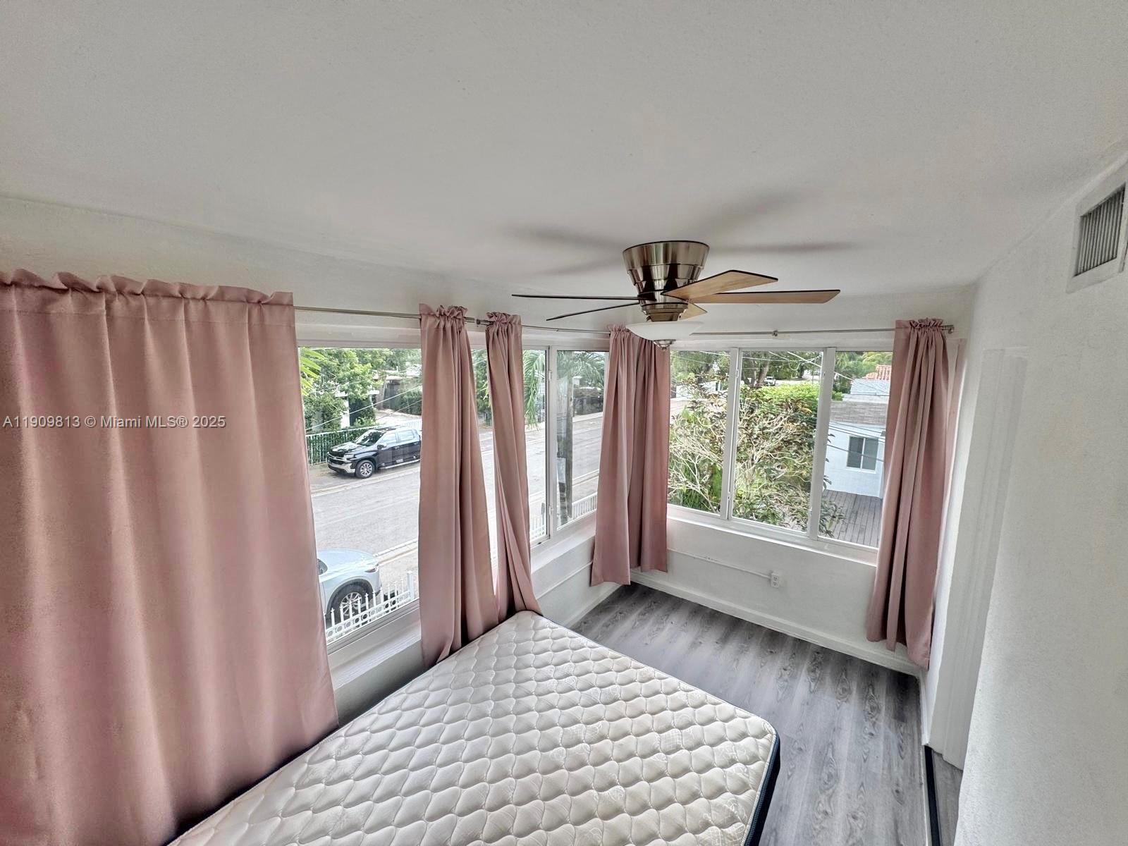 See details / 1976 sq. ft. $ 2025-11-06 0 Photo