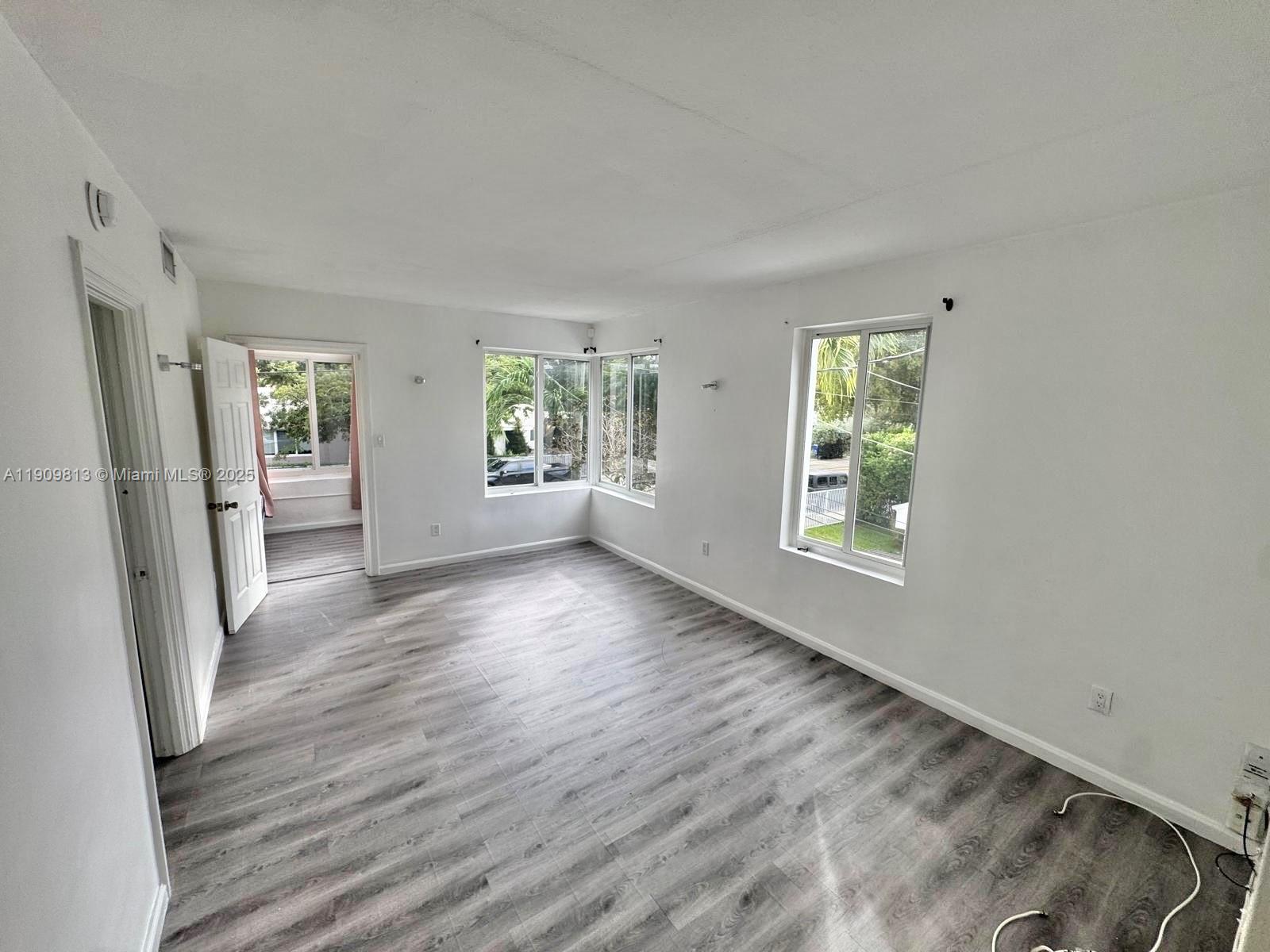 See details / 1976 sq. ft. $ 2025-11-06 0 Photo