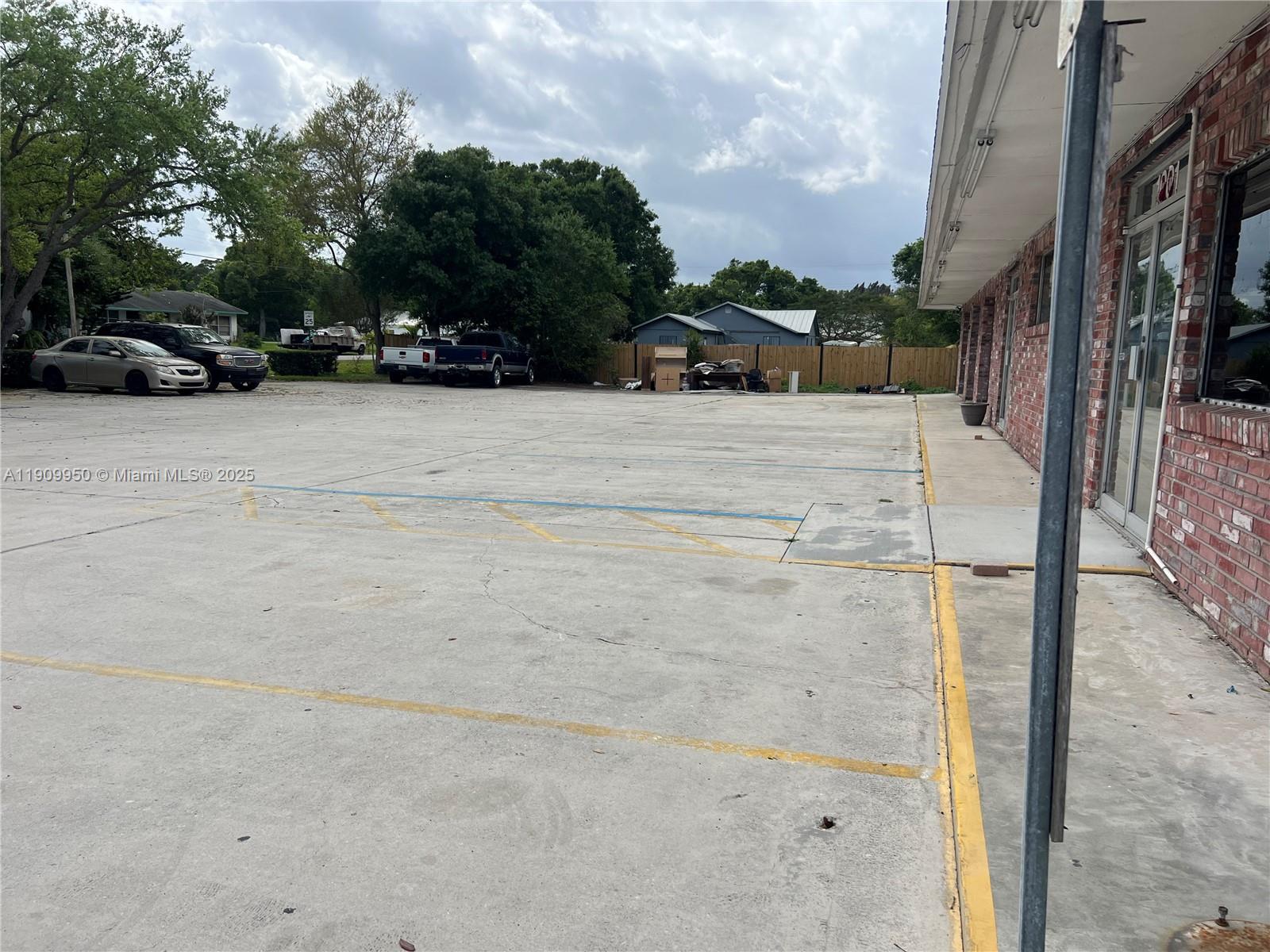 See details / sq. ft. $ 2025-11-06 0 Photo