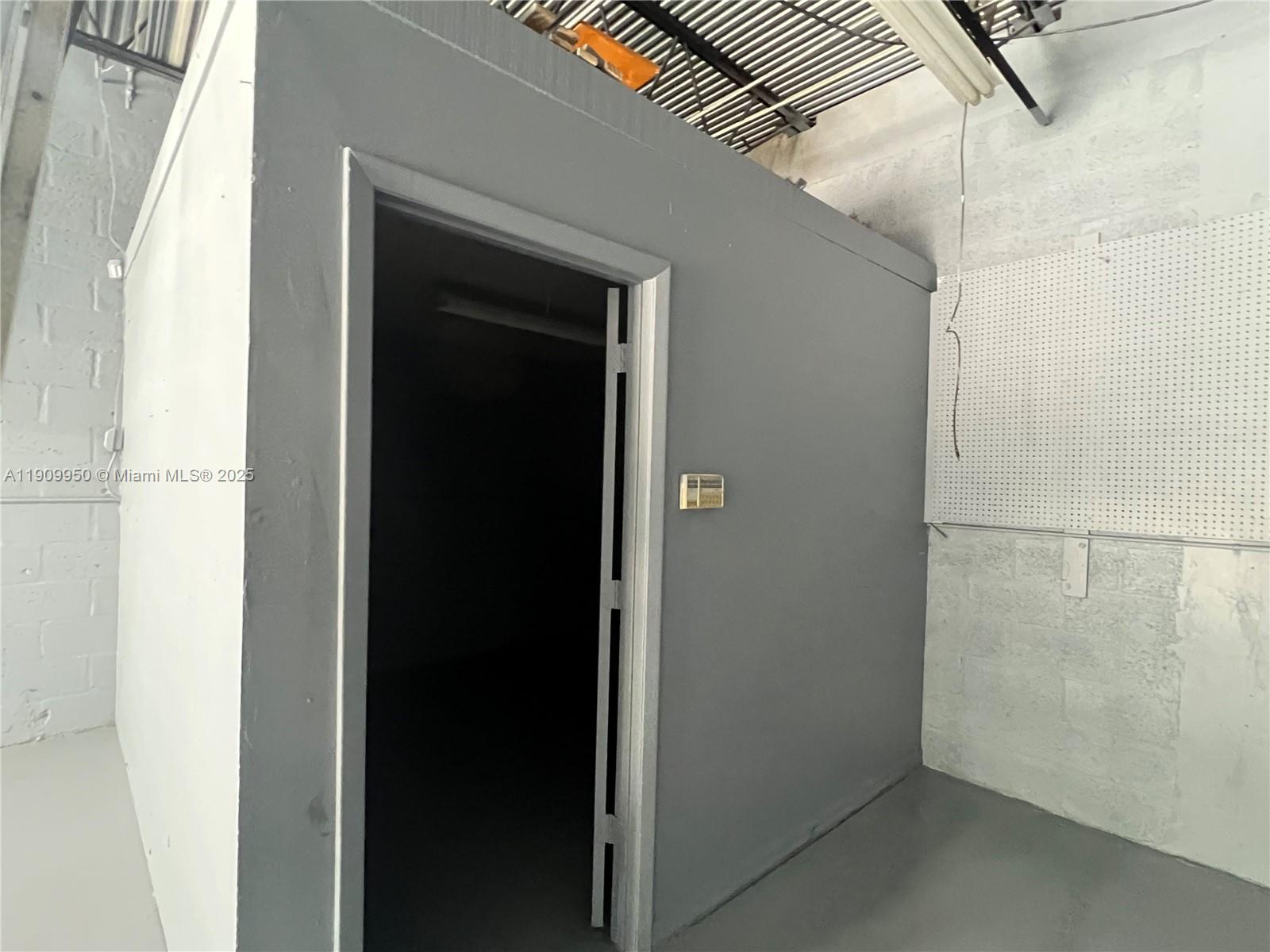 See details / sq. ft. $ 2025-11-06 0 Photo