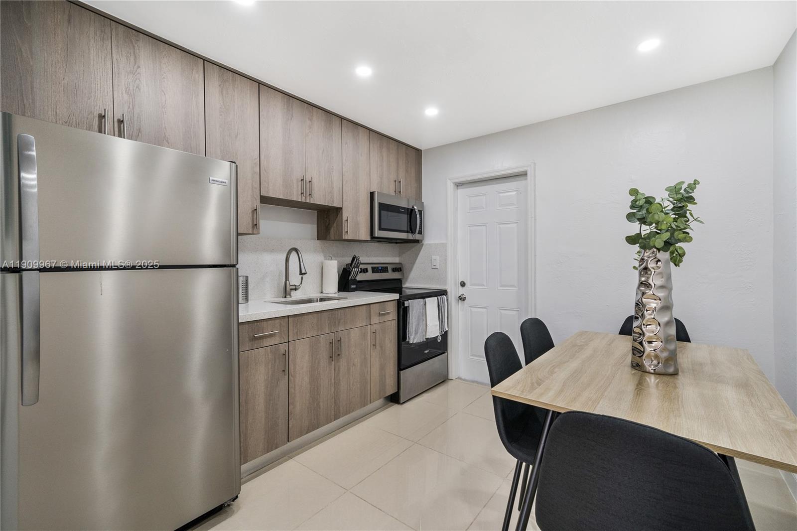   /  1350 sq. ft. $ 2025-11-07 0 Photo