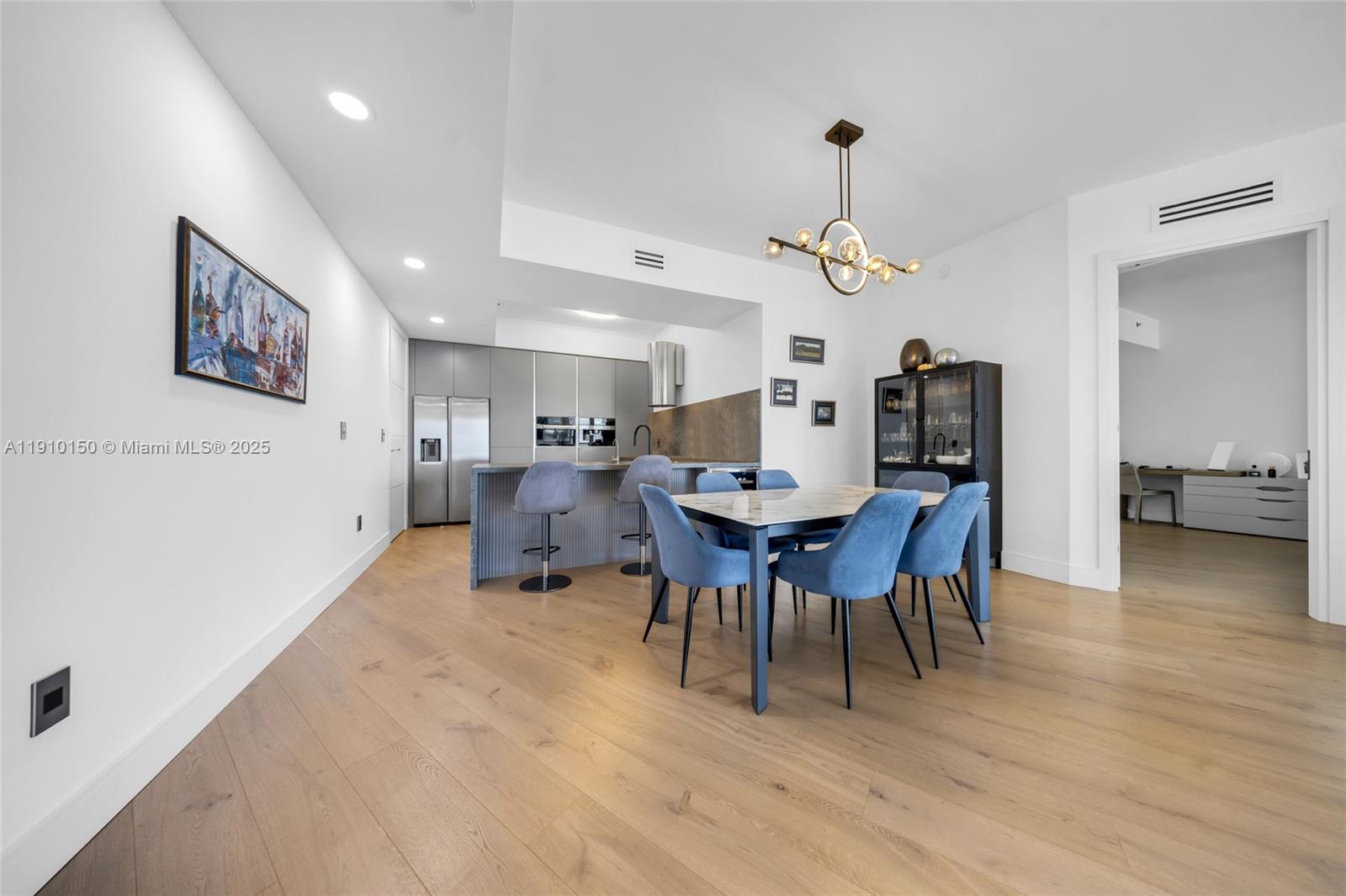 See details 707 2 / 3 2106 sq. ft. $ 2025-11-07 0 Photo