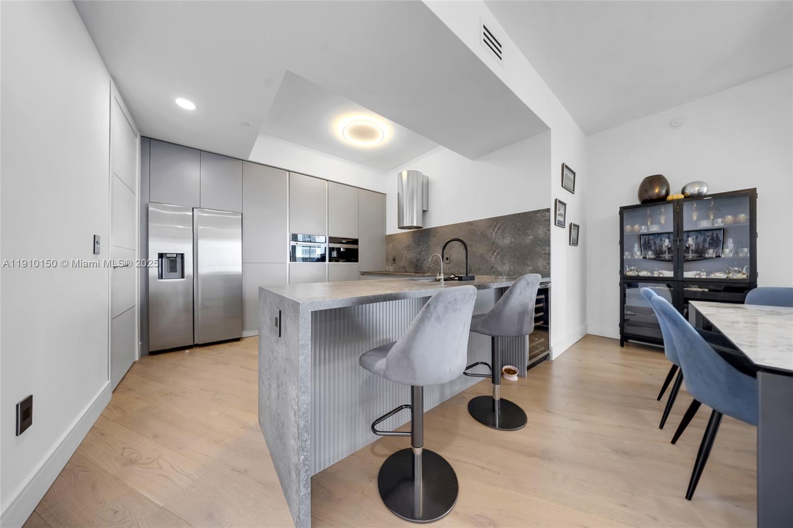 See details 707 2 / 3 2106 sq. ft. $ 2025-11-07 0 Photo