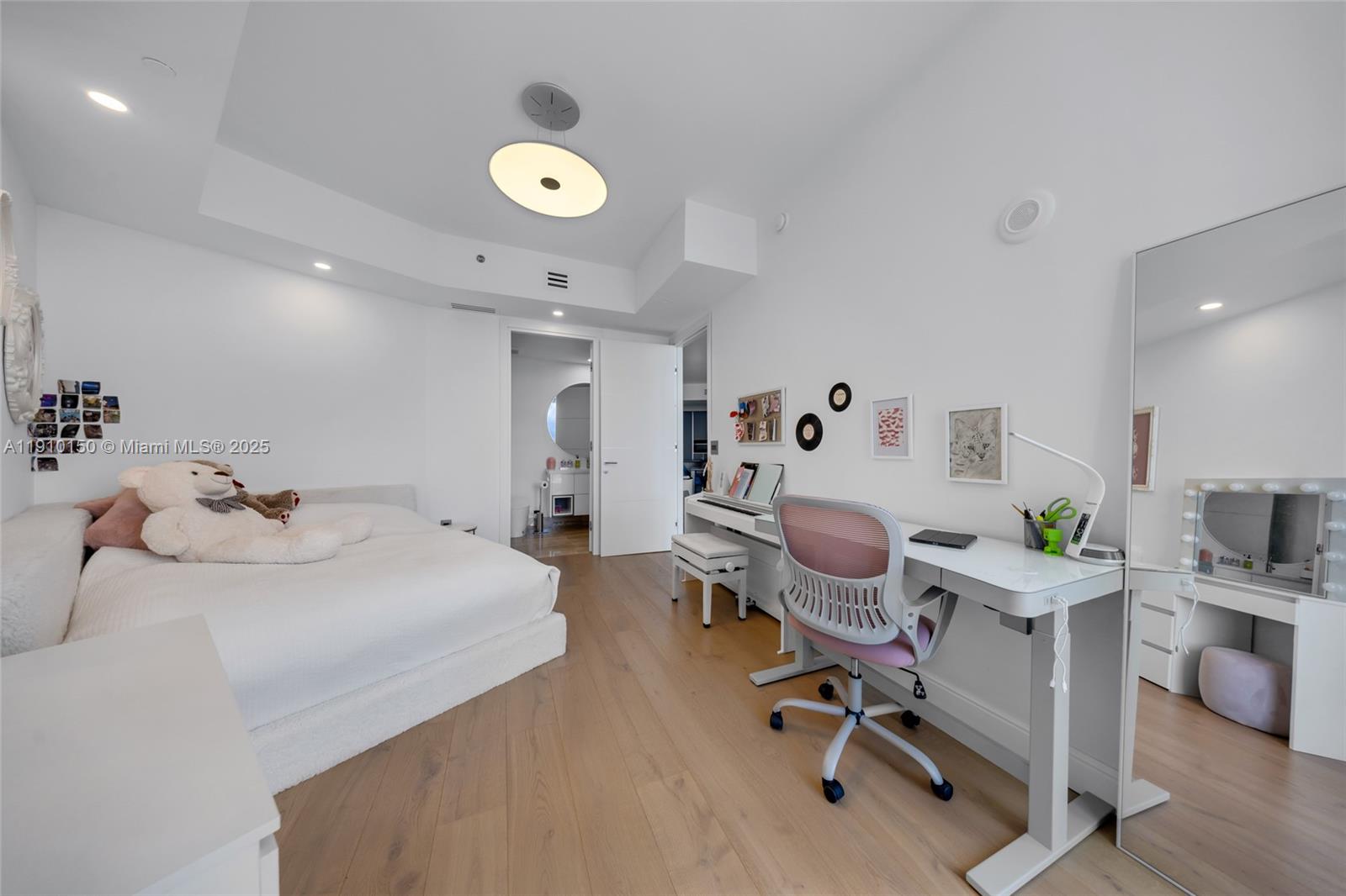 See details 707 2 / 3 2106 sq. ft. $ 2025-11-07 0 Photo