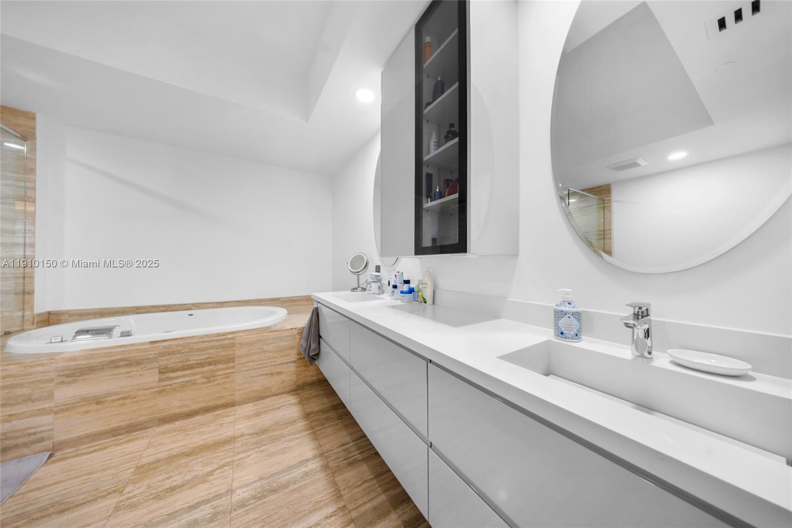 See details 707 2 / 3 2106 sq. ft. $ 2025-11-07 0 Photo