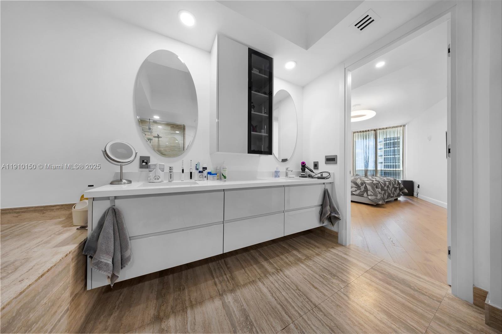 See details 707 2 / 3 2106 sq. ft. $ 2025-11-07 0 Photo