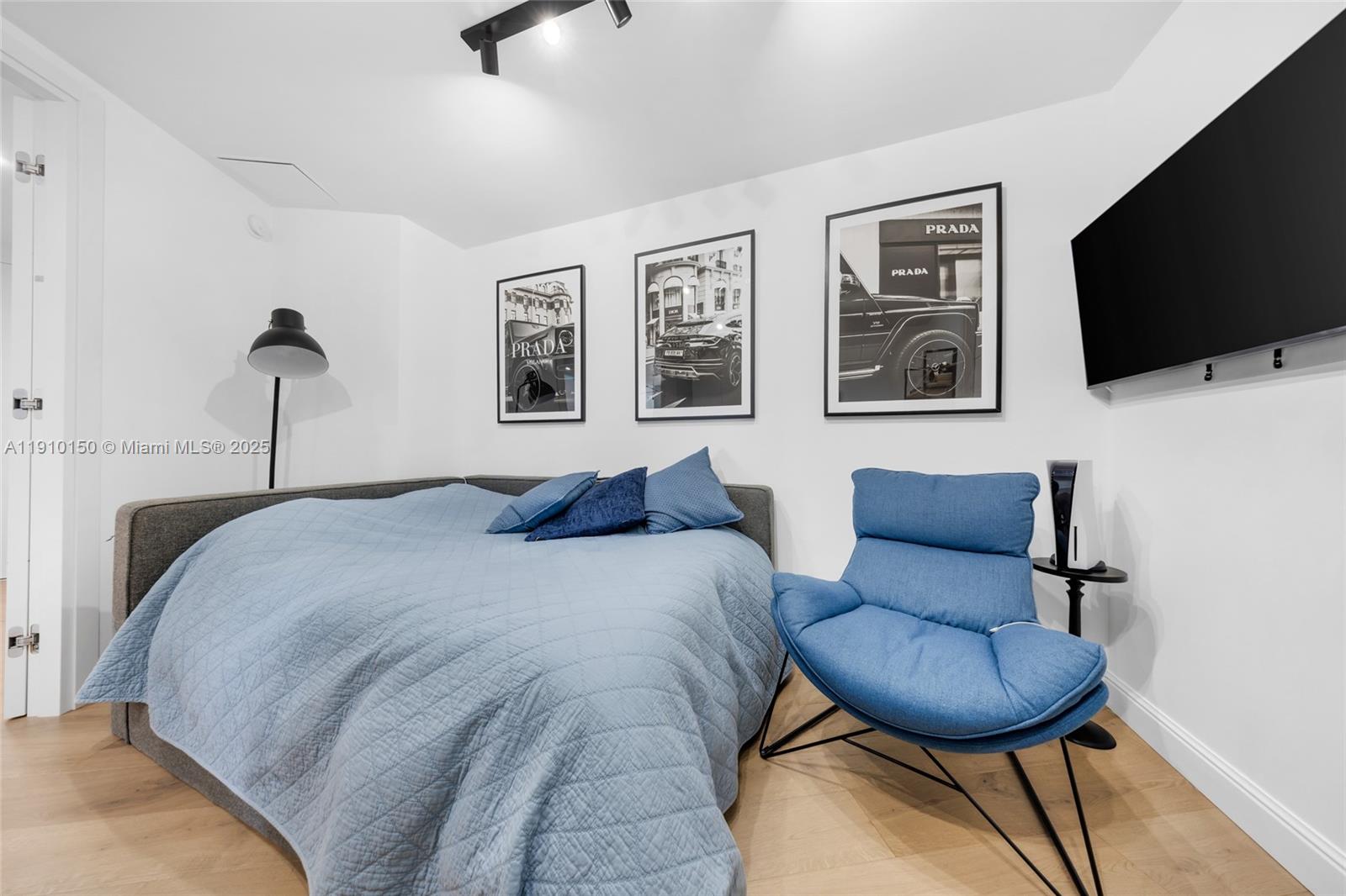 See details 707 2 / 3 2106 sq. ft. $ 2025-11-07 0 Photo