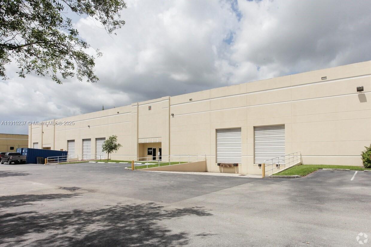 Подробнее 4 / кв.футов $ 2025-11-07 0 Фото