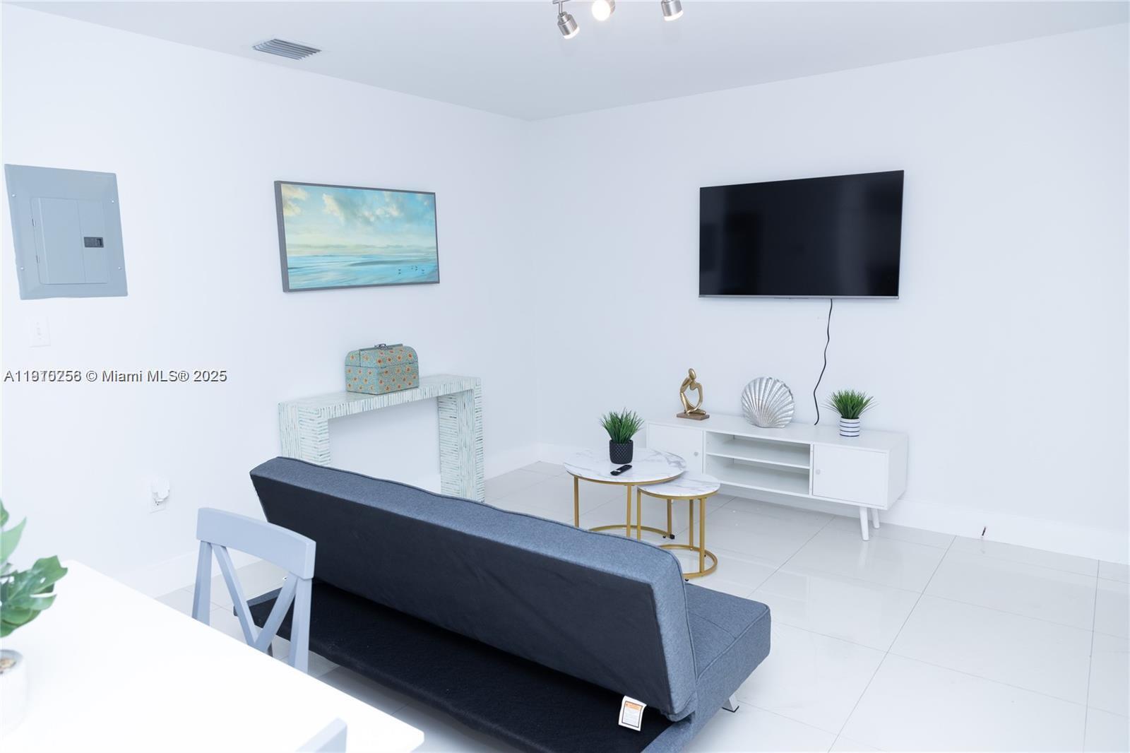 Подробнее / кв.футов $ 2025-11-07 0 Фото