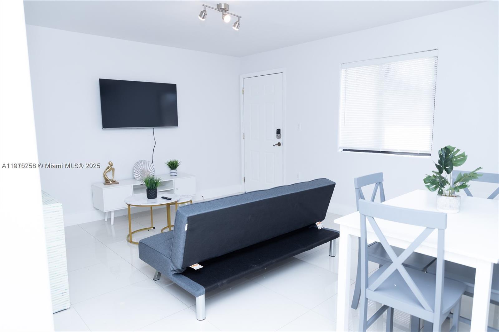 Подробнее / кв.футов $ 2025-11-07 0 Фото