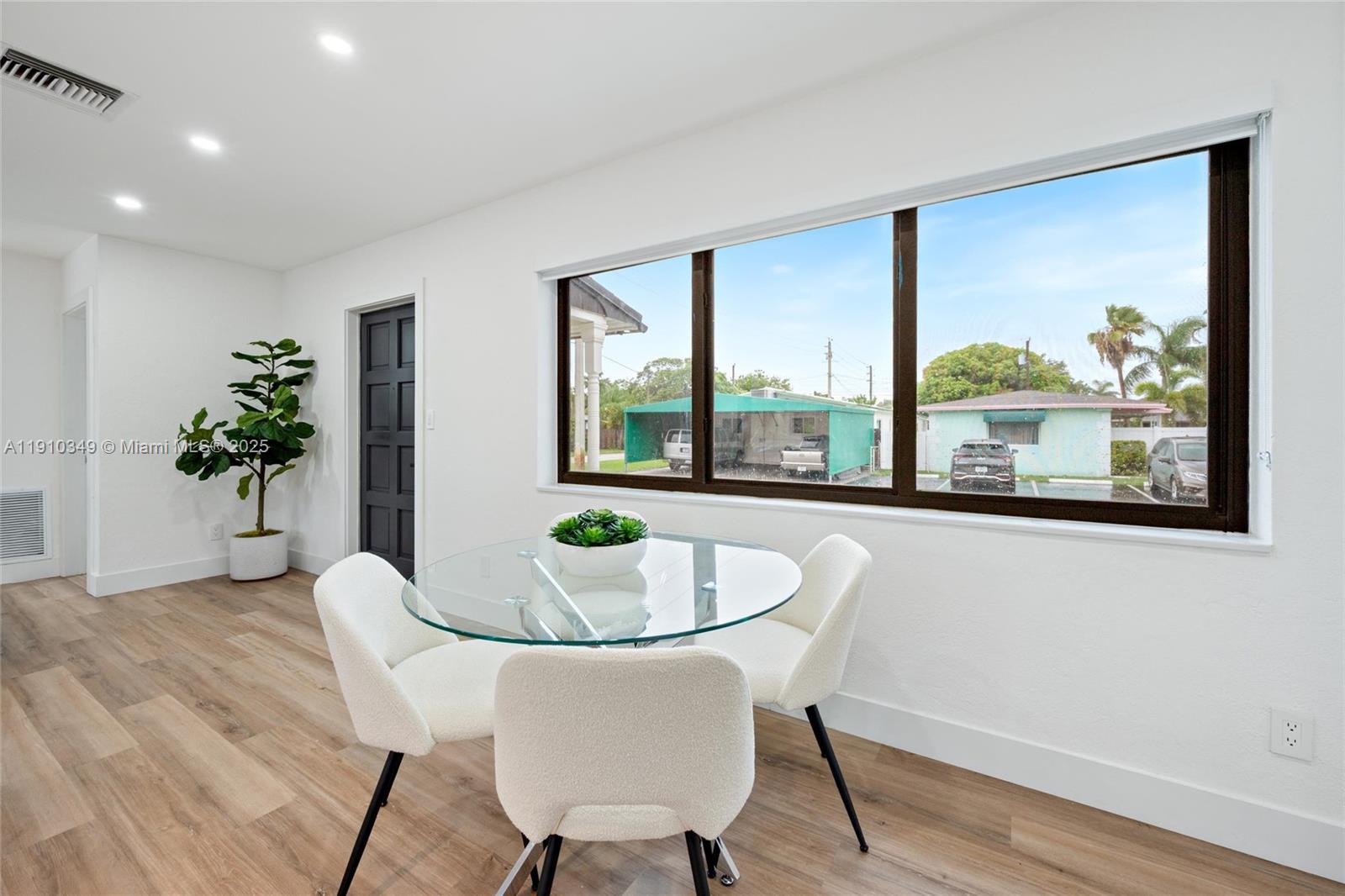 Подробнее / 1241 кв.футов $ 2025-11-07 0 Фото