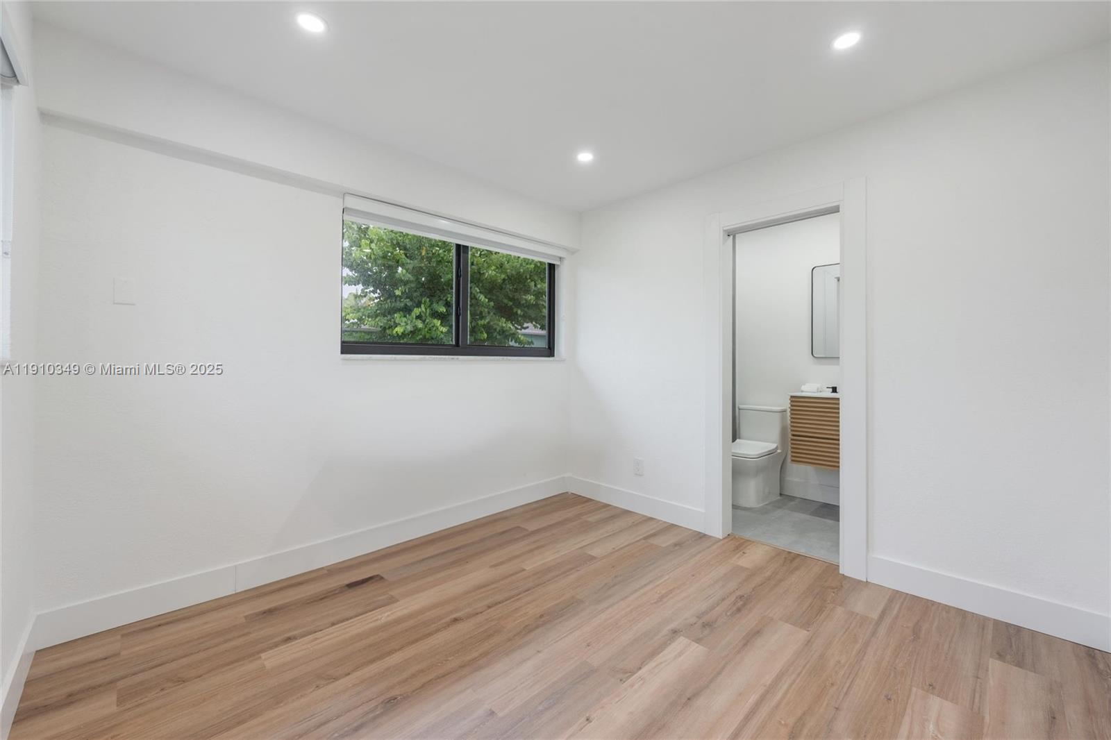 Подробнее / 1241 кв.футов $ 2025-11-07 0 Фото