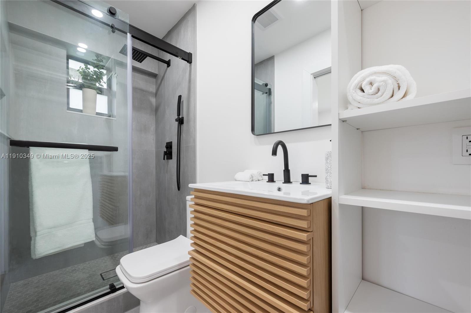 Подробнее / 1241 кв.футов $ 2025-11-07 0 Фото