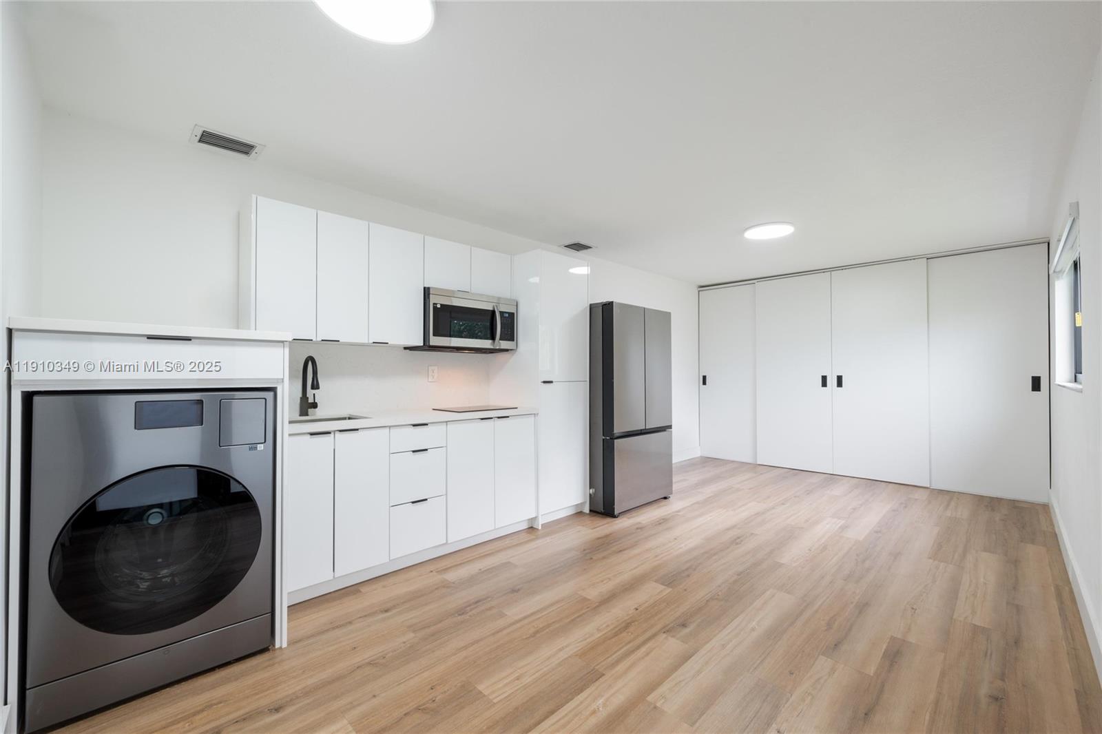 Подробнее / 1241 кв.футов $ 2025-11-07 0 Фото