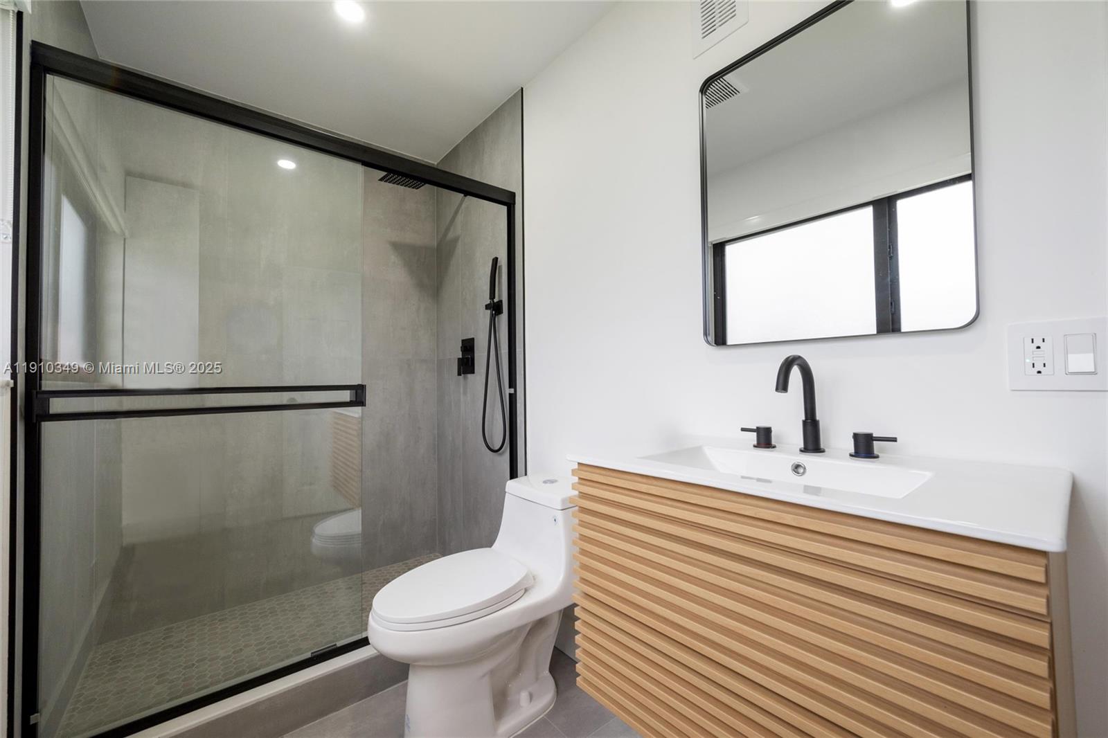 Подробнее / 1241 кв.футов $ 2025-11-07 0 Фото