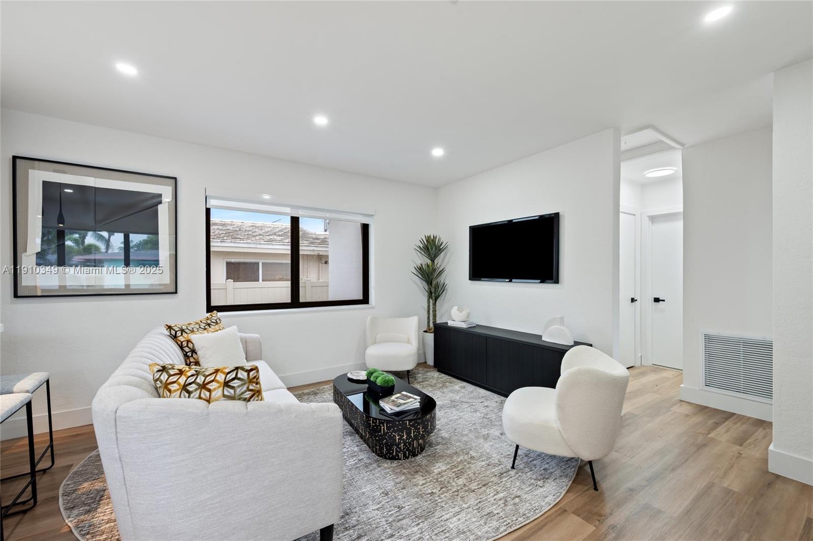 Подробнее / 1241 кв.футов $ 2025-11-07 0 Фото