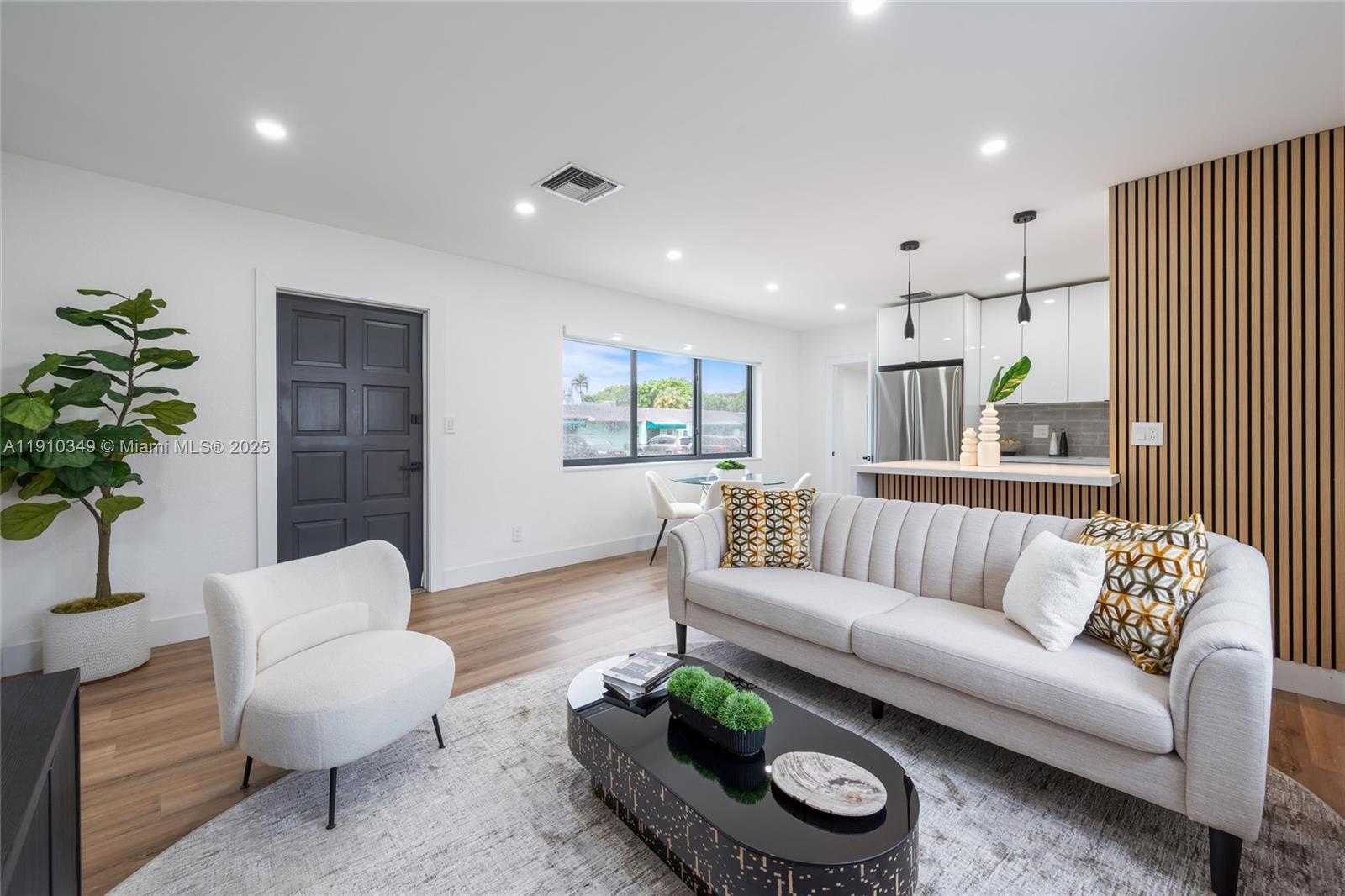 Подробнее / 1241 кв.футов $ 2025-11-07 0 Фото