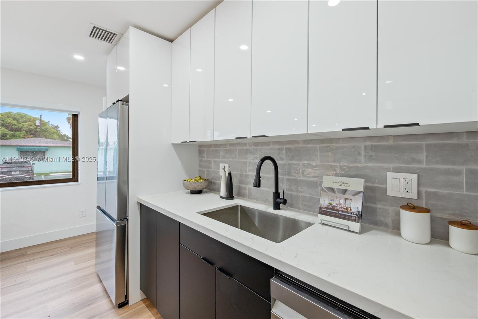 Подробнее / 1241 кв.футов $ 2025-11-07 0 Фото