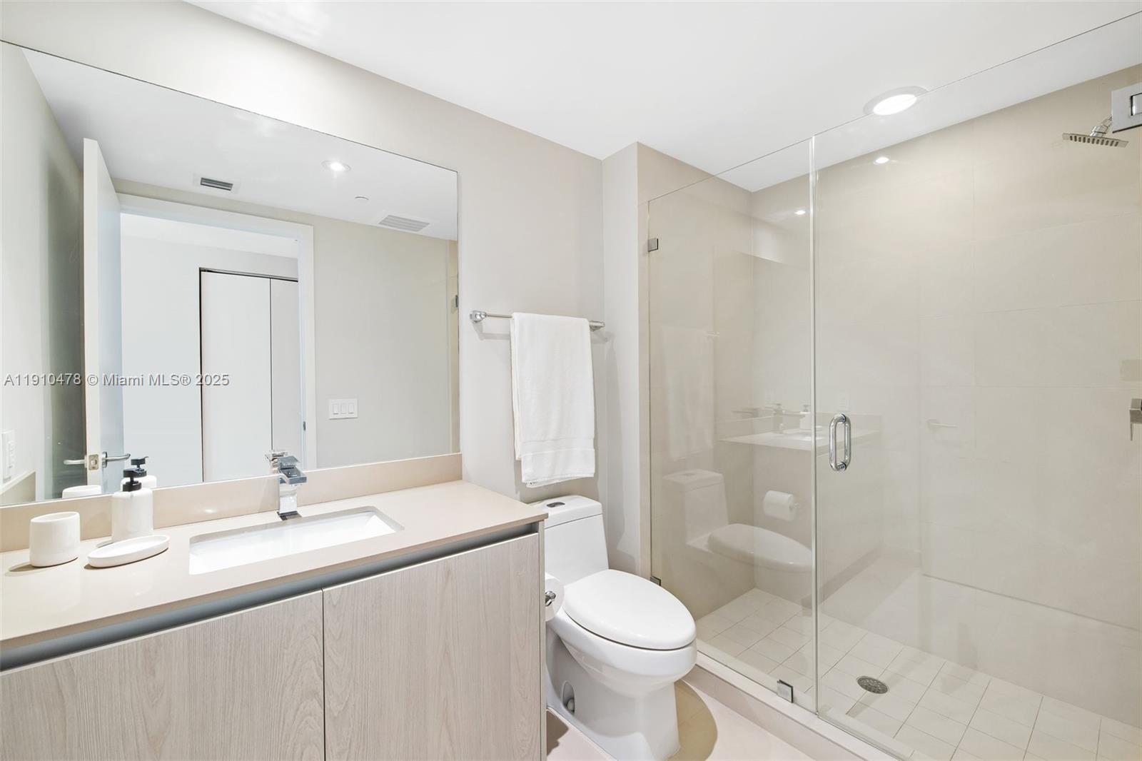 Подробнее 3001 3 / 3 1752 кв.футов $ 2025-11-07 0 Фото