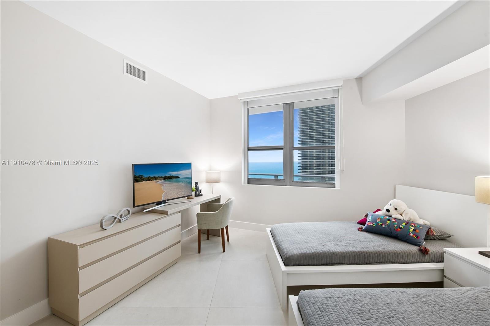 Подробнее 3001 3 / 3 1752 кв.футов $ 2025-11-07 0 Фото