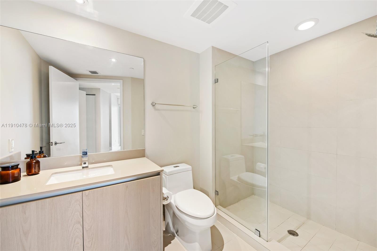 Подробнее 3001 3 / 3 1752 кв.футов $ 2025-11-07 0 Фото