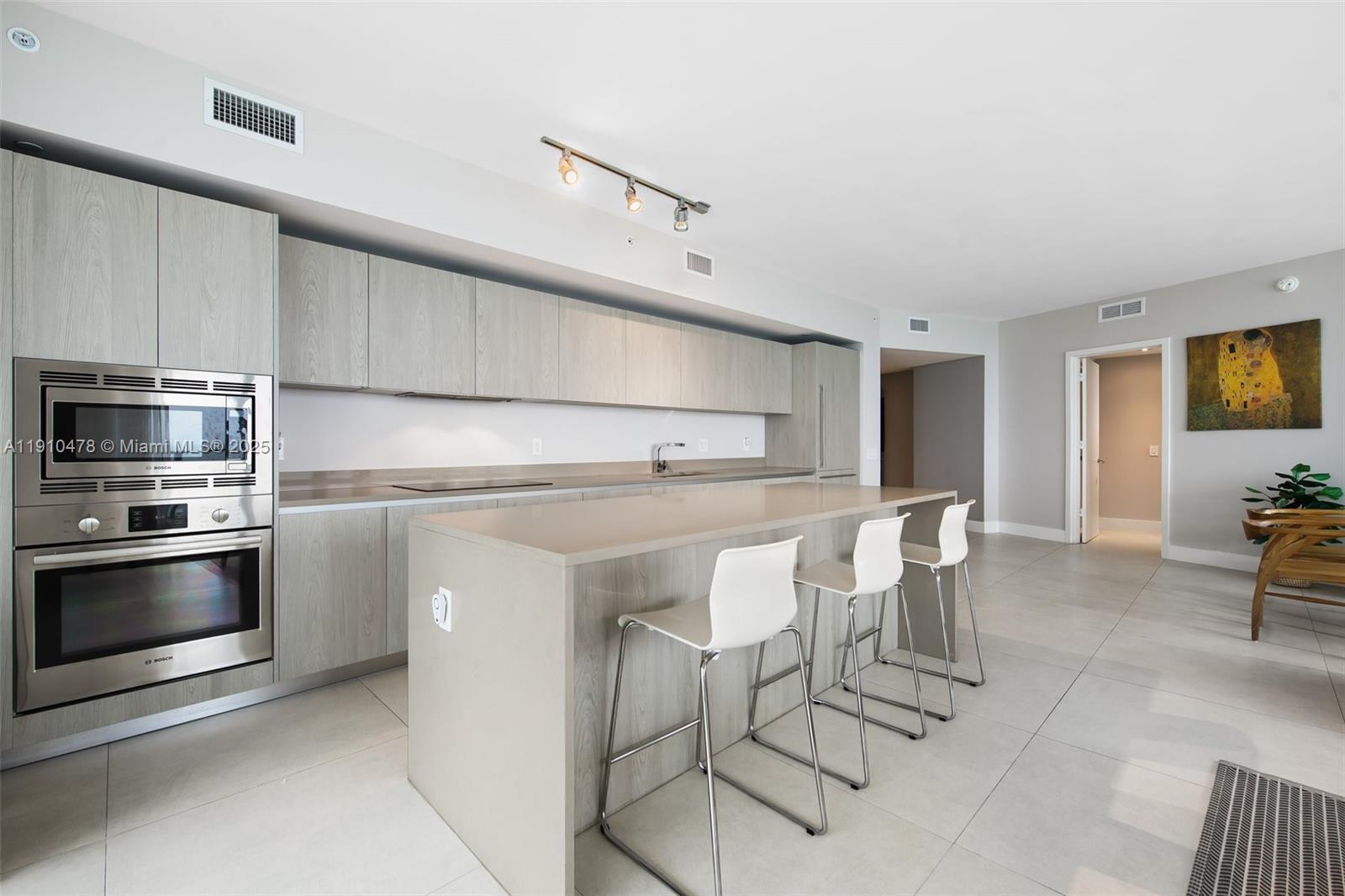 Подробнее 3001 3 / 3 1752 кв.футов $ 2025-11-07 0 Фото