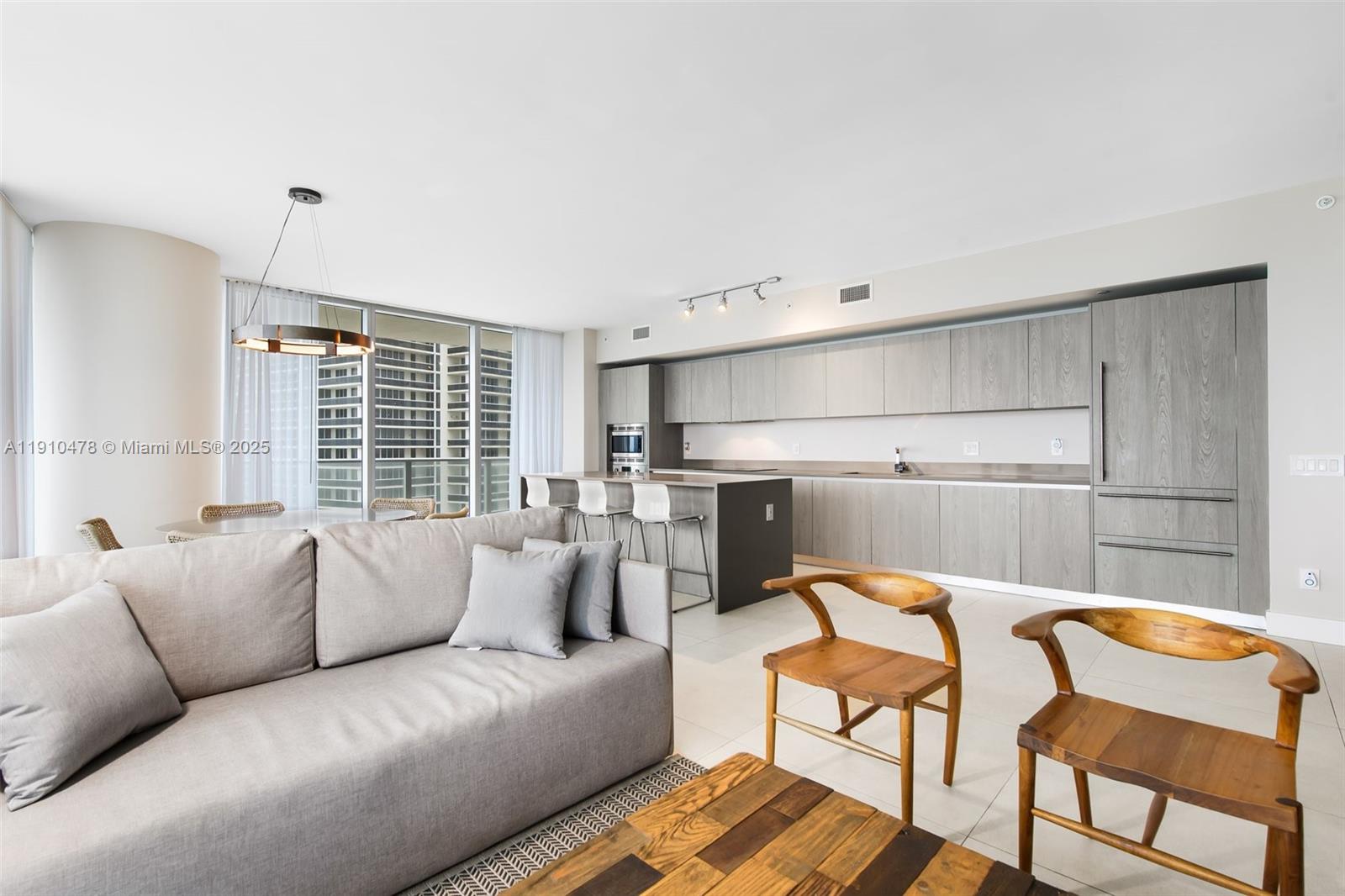 Подробнее 3001 3 / 3 1752 кв.футов $ 2025-11-07 0 Фото