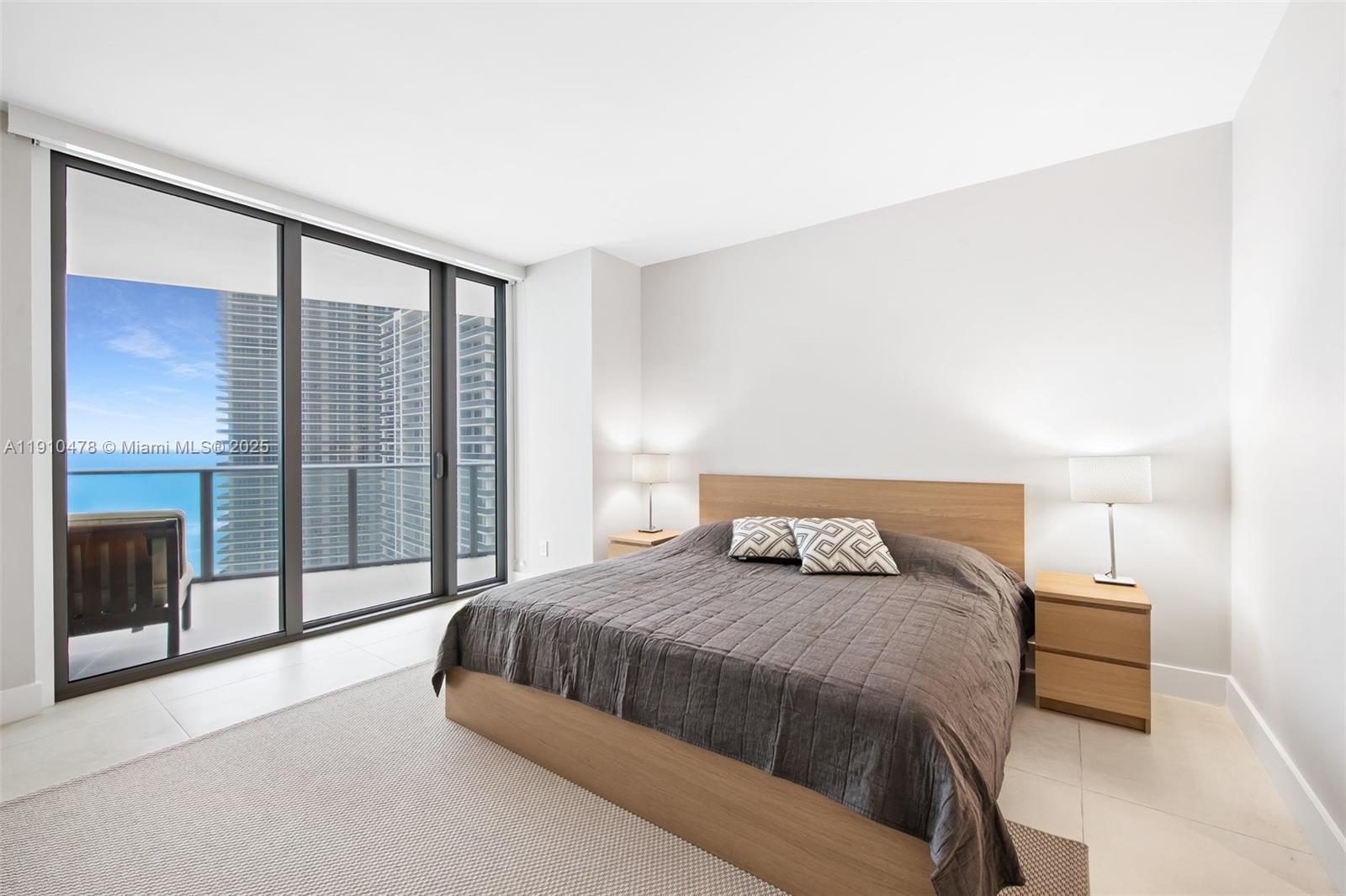 Подробнее 3001 3 / 3 1752 кв.футов $ 2025-11-07 0 Фото