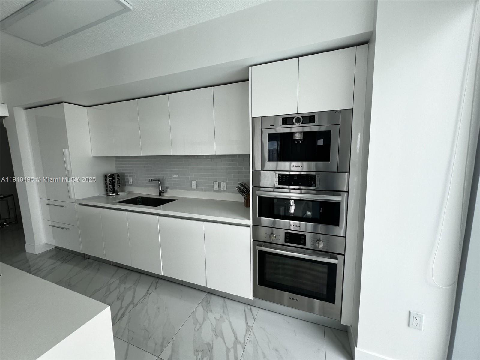 5-1008 3 / 4 1892 кв.футов $ 2025-11-07 0 Фото