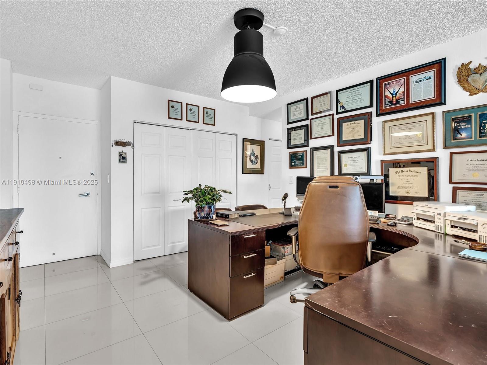 902 1 / 2 762 sq. ft. $ 2025-11-07 0 Photo