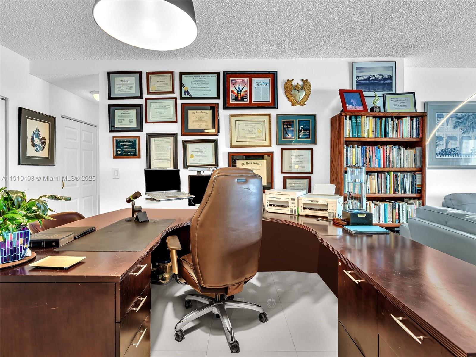 902 1 / 2 762 sq. ft. $ 2025-11-07 0 Photo