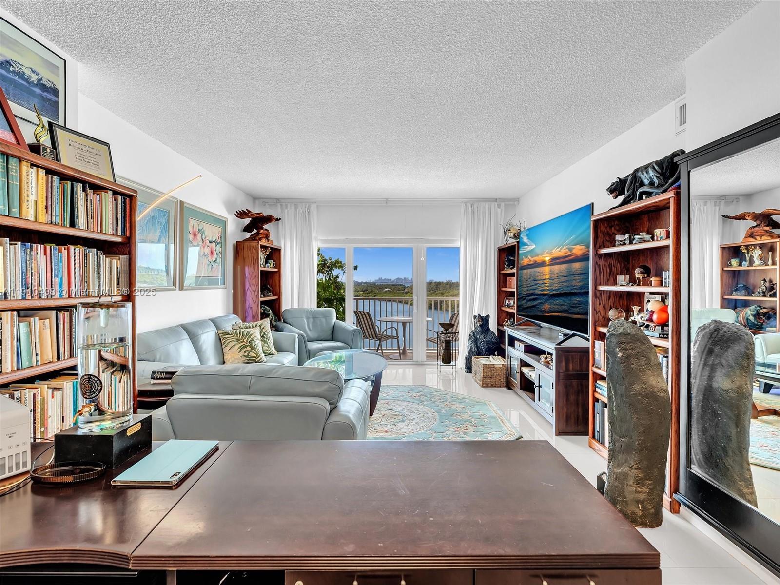 902 1 / 2 762 sq. ft. $ 2025-11-07 0 Photo