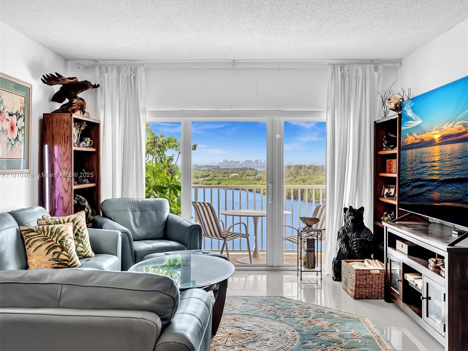 902 1 / 2 762 sq. ft. $ 2025-11-07 0 Photo