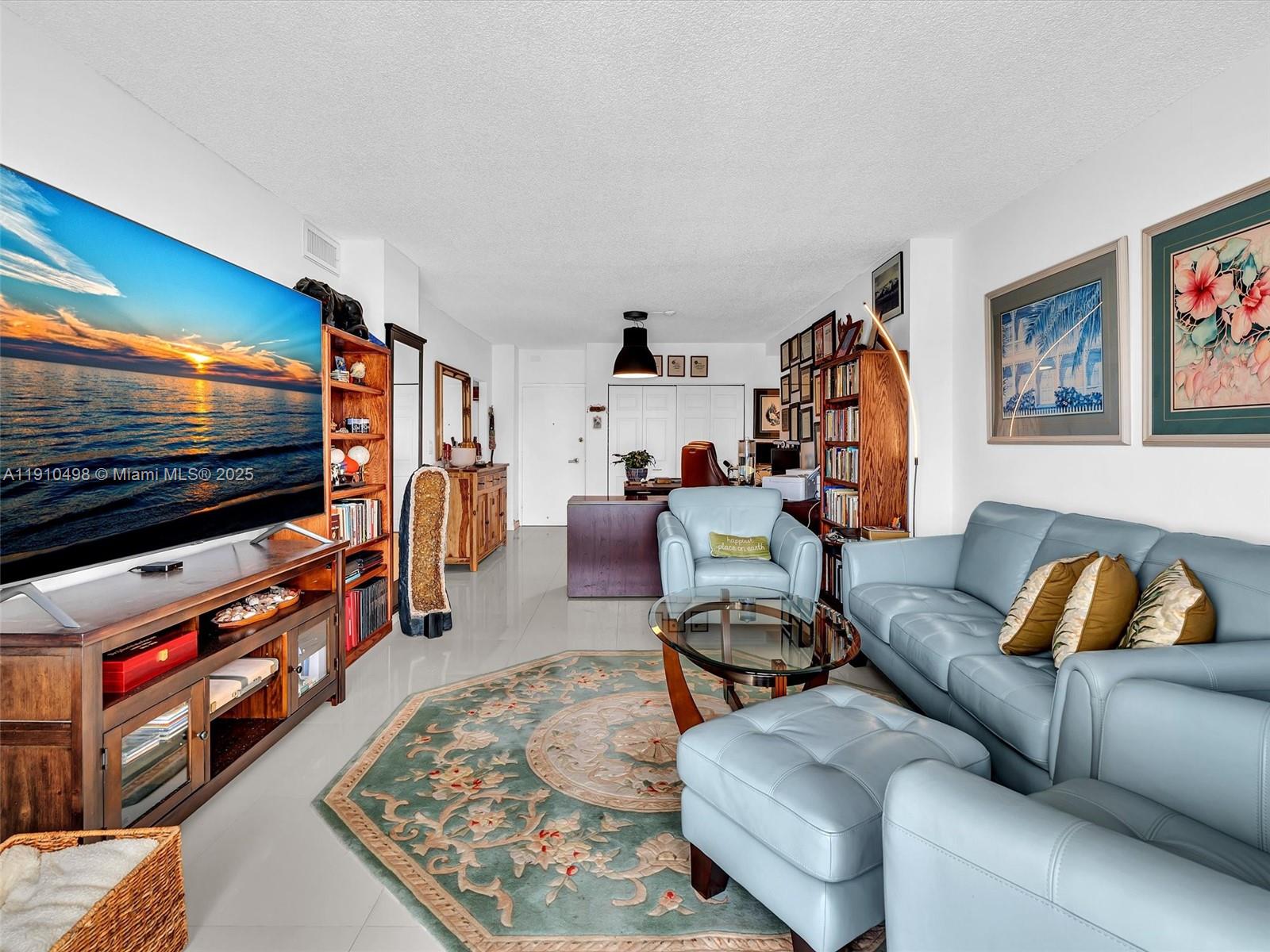 902 1 / 2 762 sq. ft. $ 2025-11-07 0 Photo