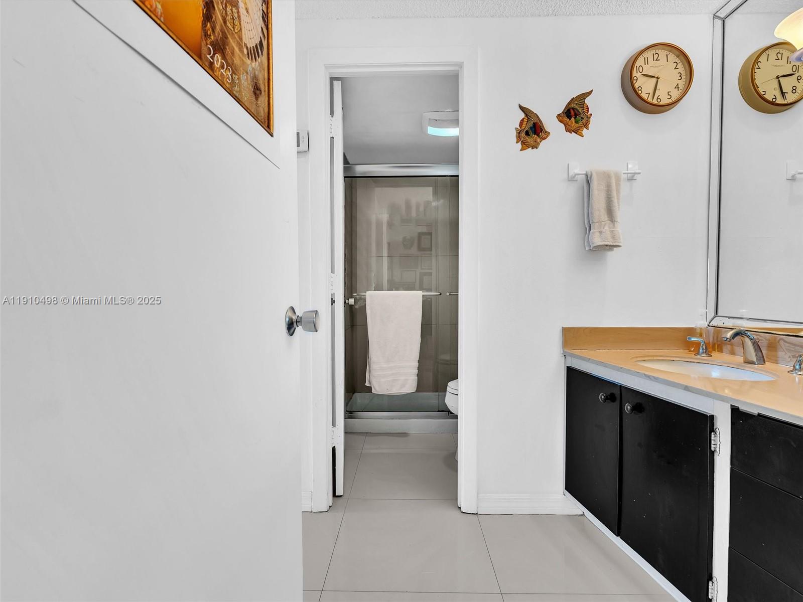 902 1 / 2 762 sq. ft. $ 2025-11-07 0 Photo