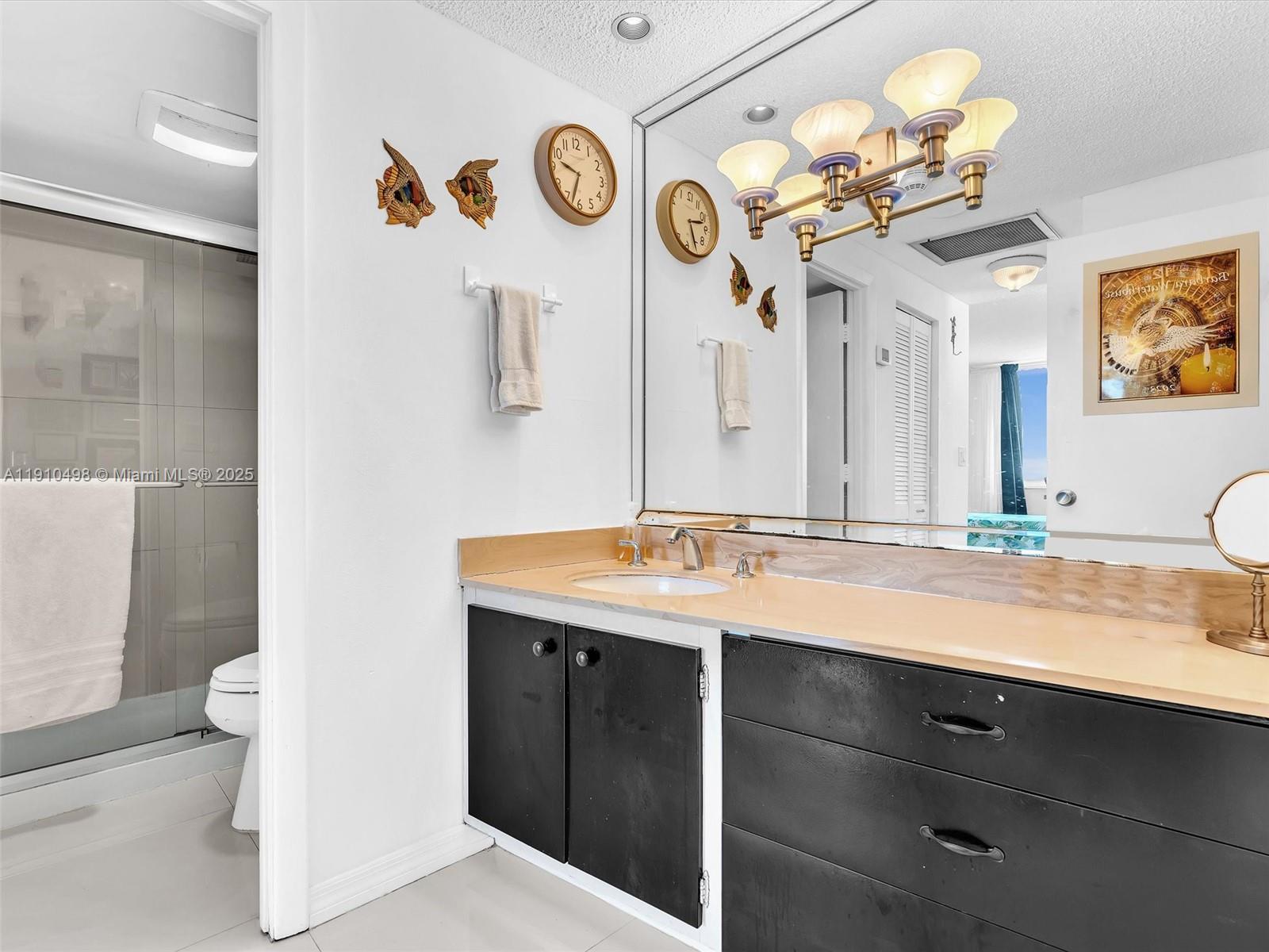 902 1 / 2 762 sq. ft. $ 2025-11-07 0 Photo