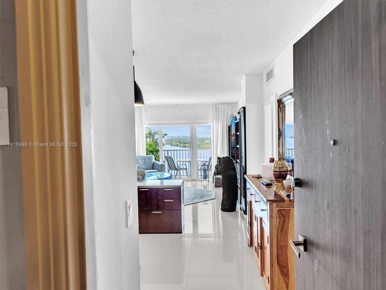 902 1 / 2 762 sq. ft. $ 2025-11-07 0 Photo